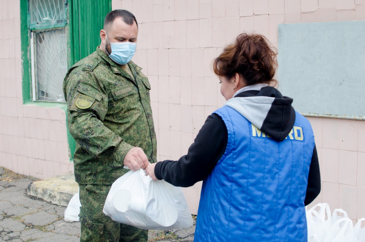 Жителям Ясиноватой передали гуманитарную помощь