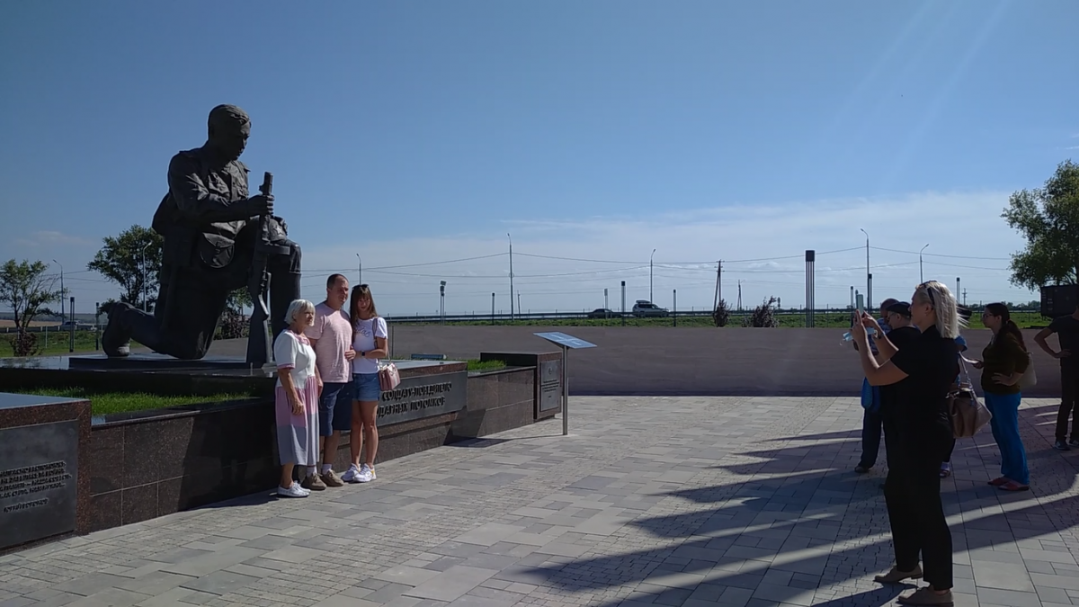 Избиратели из ДНР посетили Мемориал Славы возле Самбека (ВИДЕО)