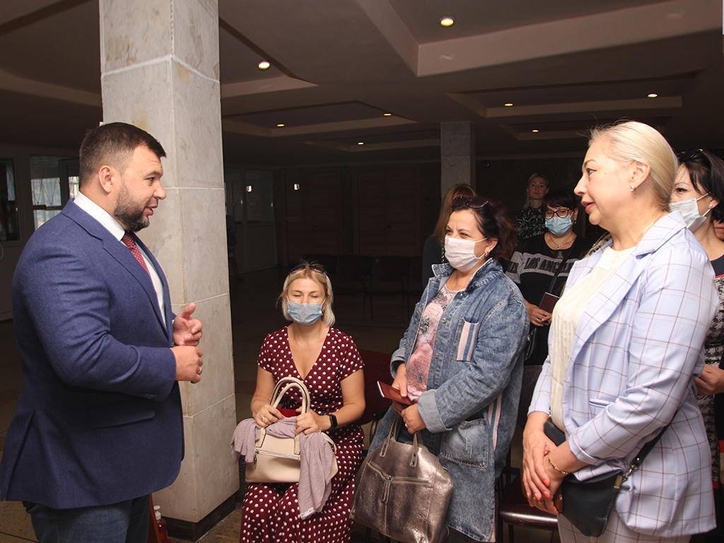 Денис Пушилин посетил один из Инфоцентров в Енакиево и ознакомился с ходом онлайн-голосования