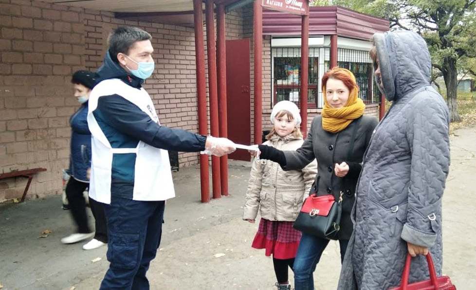 Жителям Донецкой Народной Республики раздают защитные маски