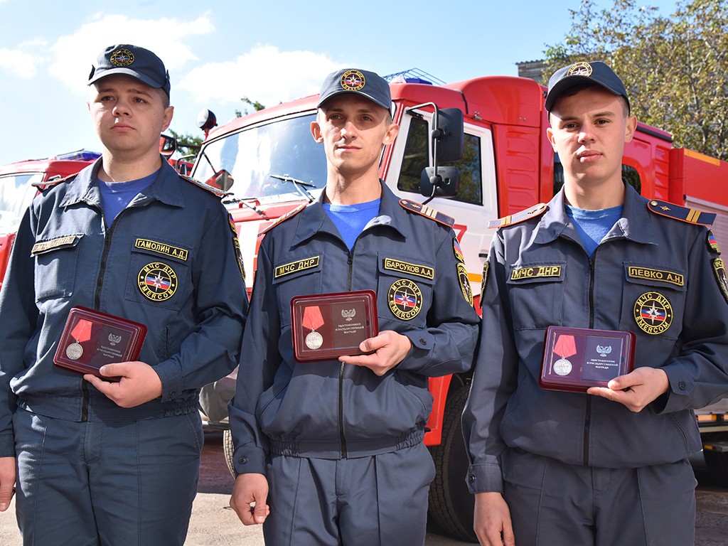 Денис Пушилин вручил медали «За отвагу» спасателям, участвовавшим в ликвидации пожара на нефтебазе