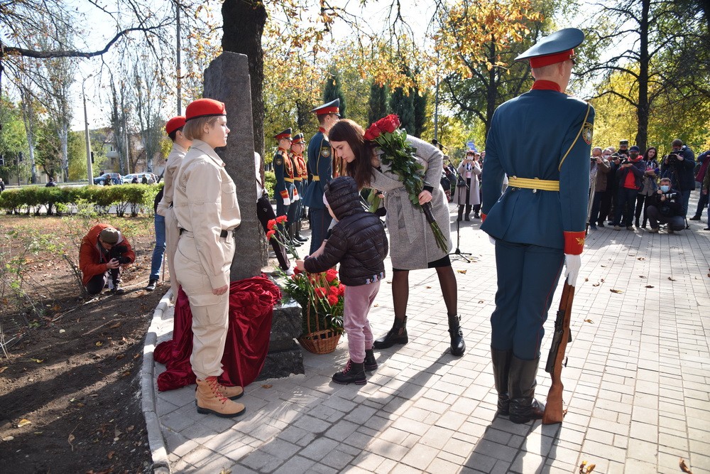 «Наша задача – увековечить память о нем»: Денис Пушилин открыл в Донецке памятный знак в честь Арсена Павлова