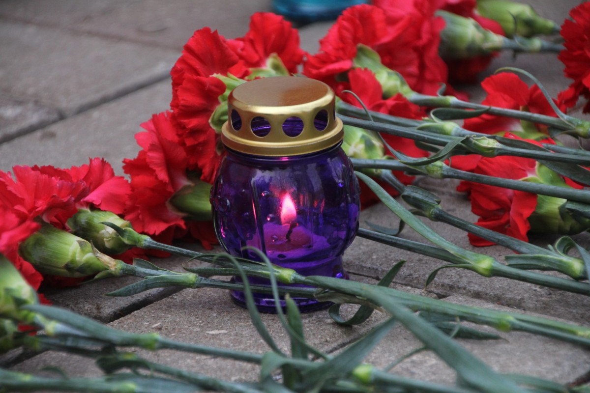 «Донбасс скорбит вместе с Россией»: В Донецке почтили память погибших в Кемеровской области