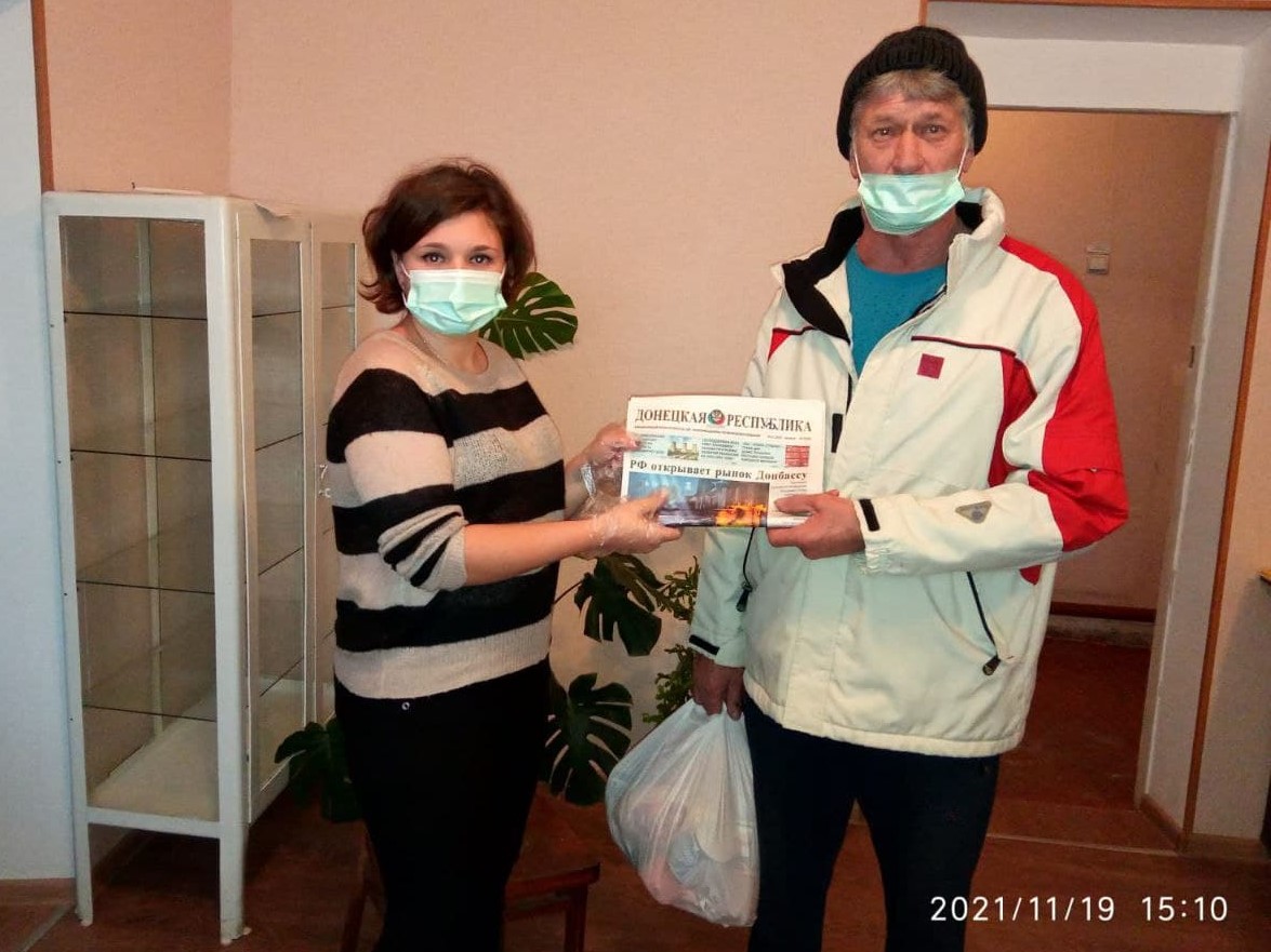 Общественники передали гумпомощь жителям Ясиноватой