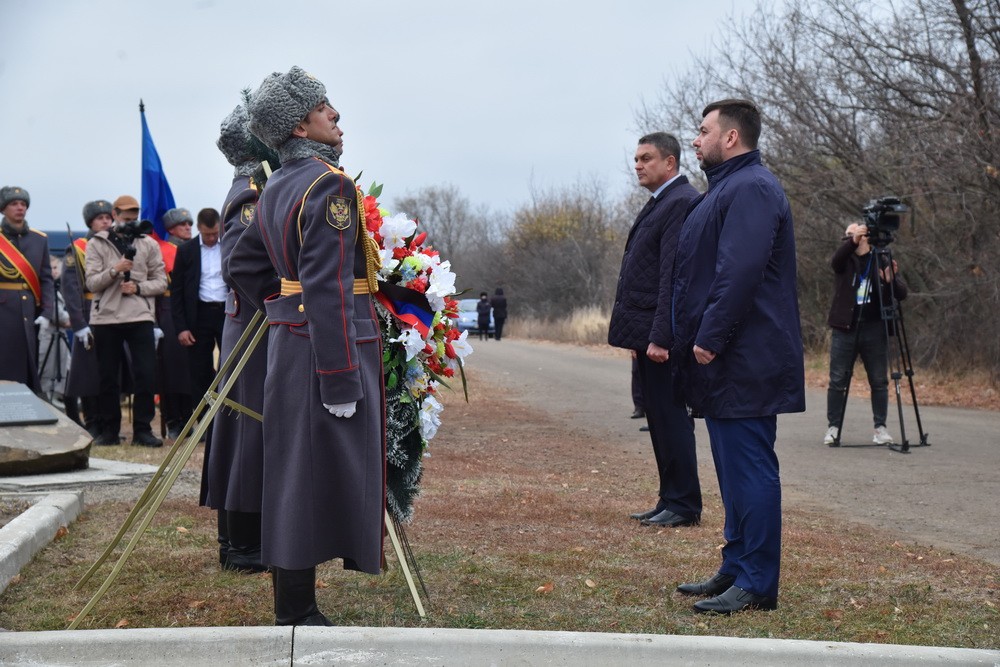 Денис Пушилин и Леонид Пасечник возложили венки на месте массового захоронения жертв украинской агрессии близ Луганска