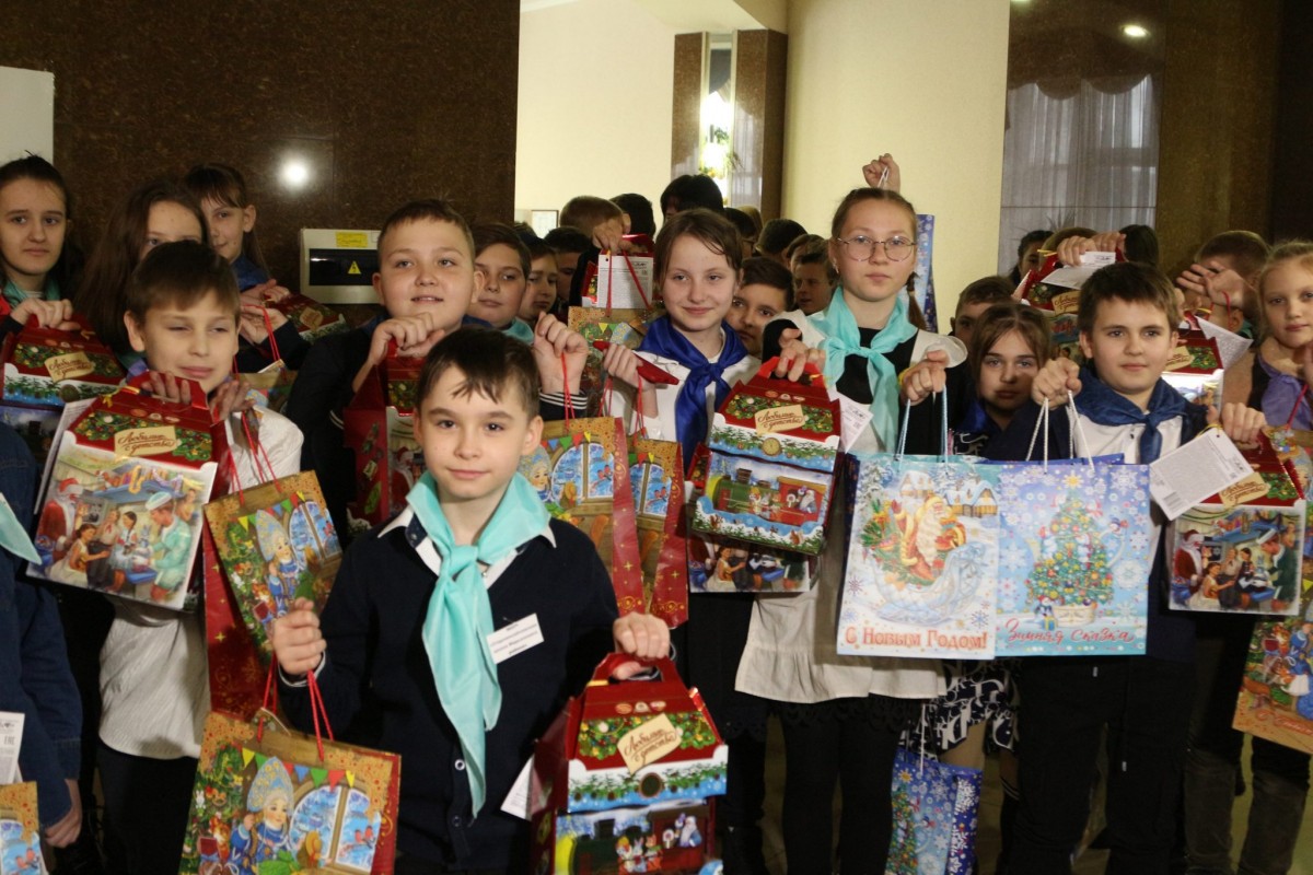 Большой Новогодний праздник для ребят из прифронтовых районов Донецка