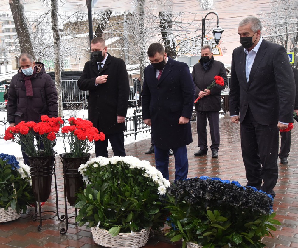 В честь 368-летия Переяславской Рады: Денис Пушилин возложил цветы к памятнику Богдану Хмельницкому в Симферополе
