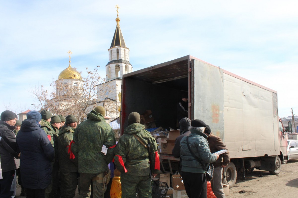 В освобожденной Волновахе активисты ОД «ДР» раздали гуманитарную помощь