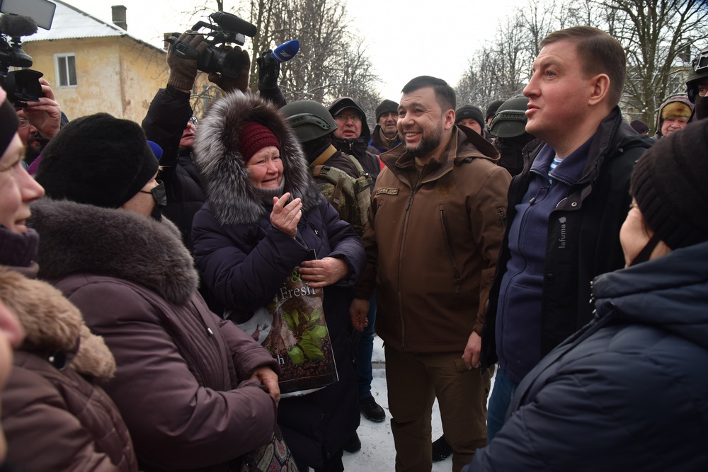 Денис Пушилин совместно с представителями «Единой России» посетили один из освобожденных поселков на юге Республики