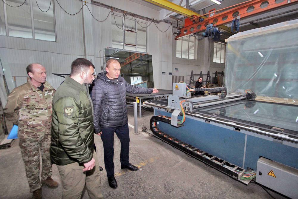 «Упор на развитие местного производства»: Денис Пушилин посетил завод по изготовлению стеклопакетов