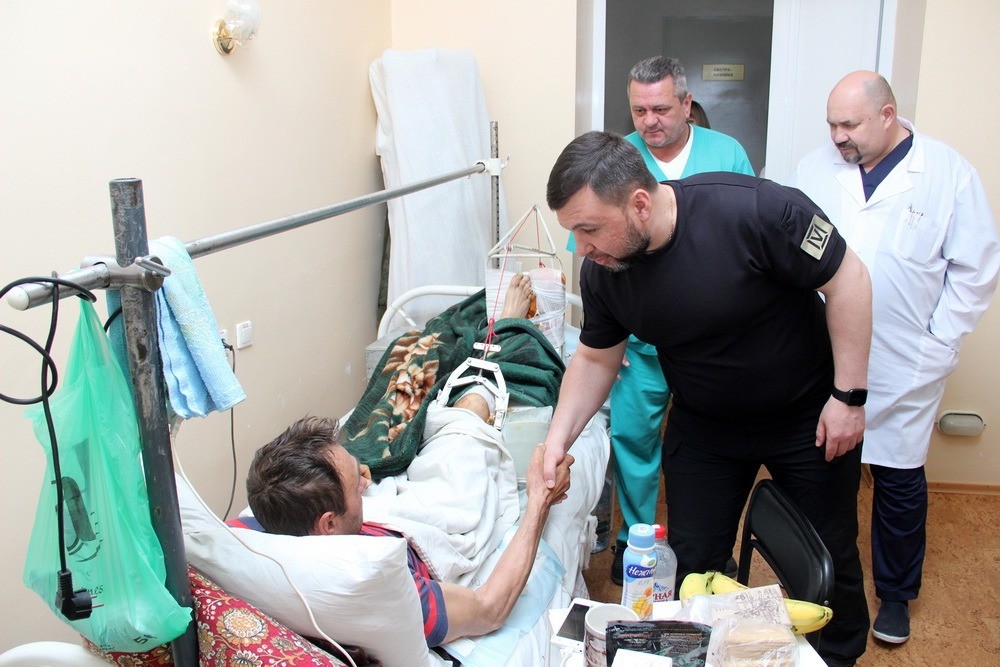 «Горжусь, что у нас есть такие ребята»: Денис Пушилин навестил раненых военнослужащих