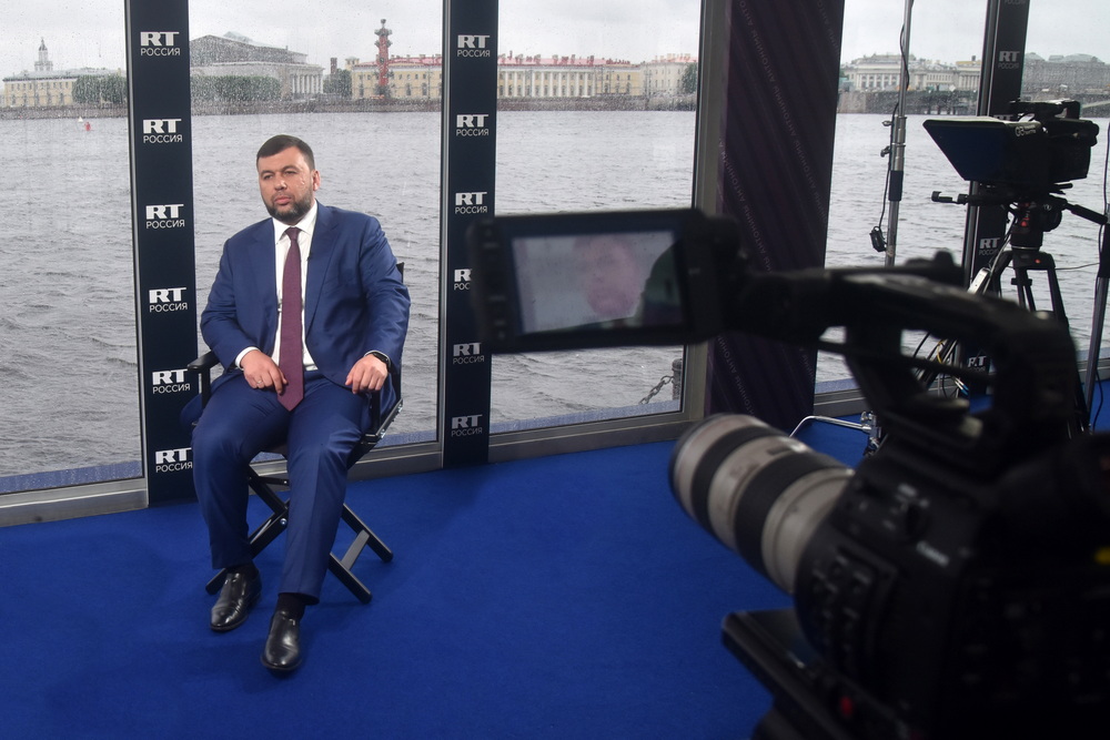 «Главное сейчас – людей поддержать»: Денис Пушилин – о первостепенных задачах властей ДНР помимо освободительной операции