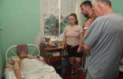 Денис Пушилин навестил в Амвросиевке раненых бойцов