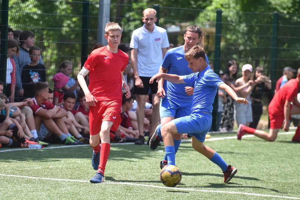 Денис Пушилин и российская делегация приветствовали участников турнира по футболу между школьными командами в Мариуполе