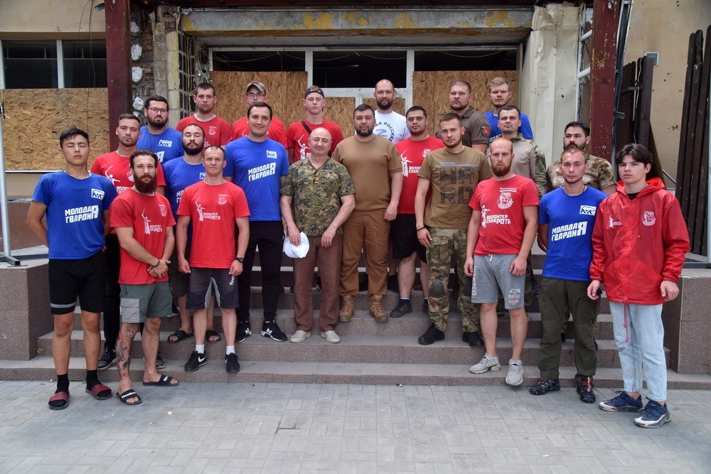 Денис Пушилин и Александр Вайнберг встретились в Мариуполе с российскими волонтерами