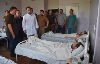 Денис Пушилин и Андрей Турчак навестили раненых бойцов в ДоКТМО