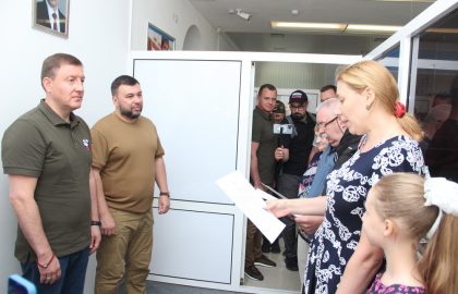 Денис Пушилин и Андрей Турчак проинспектировали организацию работы одного из пунктов выдачи паспортов гражданина РФ в Донецке