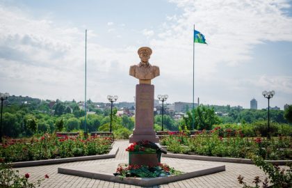 В Донецке возложили цветы к памятнику Маргелову