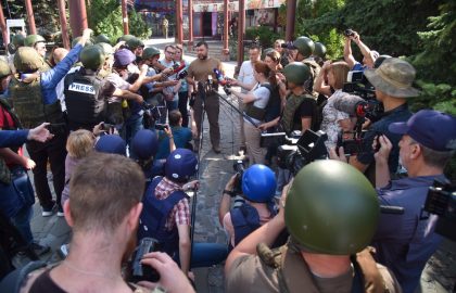 Денис Пушилин на центральной улице Донецка ответил на вопросы российских и зарубежных журналистов