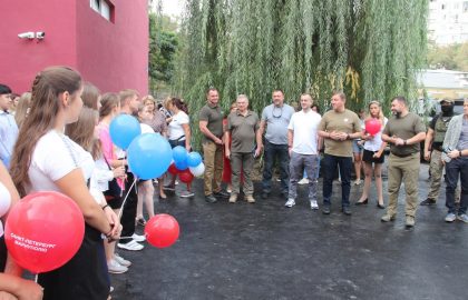 Денис Пушилин и Андрей Турчак поздравили с Днем знаний учеников и учителей одной из школ Мариуполя, восстановленной строителями из РФ