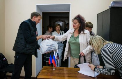 Активисты ОД «ДР» доставили продуктовые наборы работникам «Донецкгормаша»
