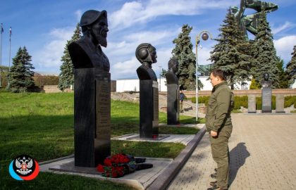 В Донецке Алексей Муратов возложил цветы к бюсту Моторолы