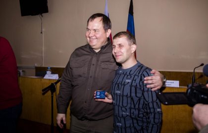 В Донецком отделении «Единой России» выдали партийные билеты активистам ОД «ДР» из Донецка и Горловки