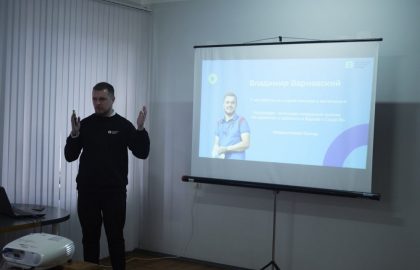 Замглавы Харцызска открыл просветительский форум Общества «Знание» в администрации города