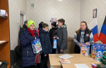 Общественники поздравили ребят из ДНР с Новым годом