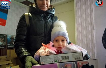 Дети из Красной Поляны получили игрушки и витамины