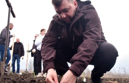 Денис Пушилин принял участие в высадке деревьев на Саур-Могиле в честь защитников Донбасса