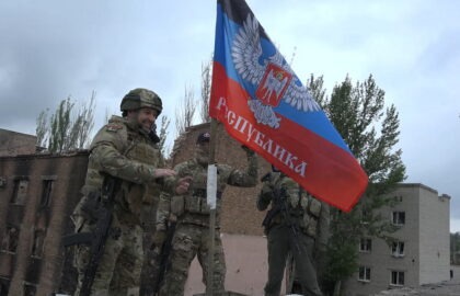Денис Пушилин посетил Артемовск и водрузил флаг ДНР над освобожденным городом