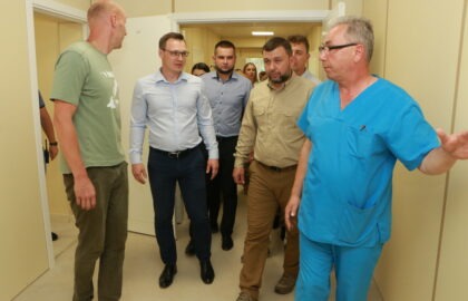 Денис Пушилин посетил районную больницу в Тельманово, в которой ведется капремонт силами специалистов из Московской области