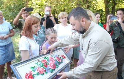 Денис Пушилин посетил реконструируемый парк в Кировском и ответил на вопросы местных жителей