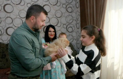 Денис Пушилин передал шестикласснице из Докучаевска щенка в подарок от Президента РФ