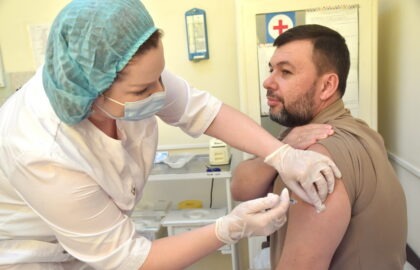 «Рекомендую прививаться и подойти к этому ответственно»: Денис Пушилин провакцинировался от гриппа