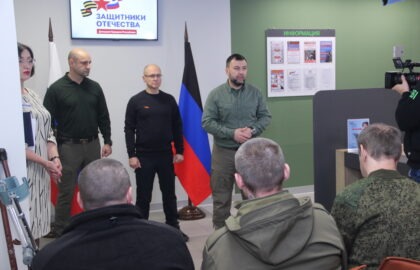 Сергей Кириенко и Денис Пушилин вручили защитникам Республики удостоверения ветерана боевых действий