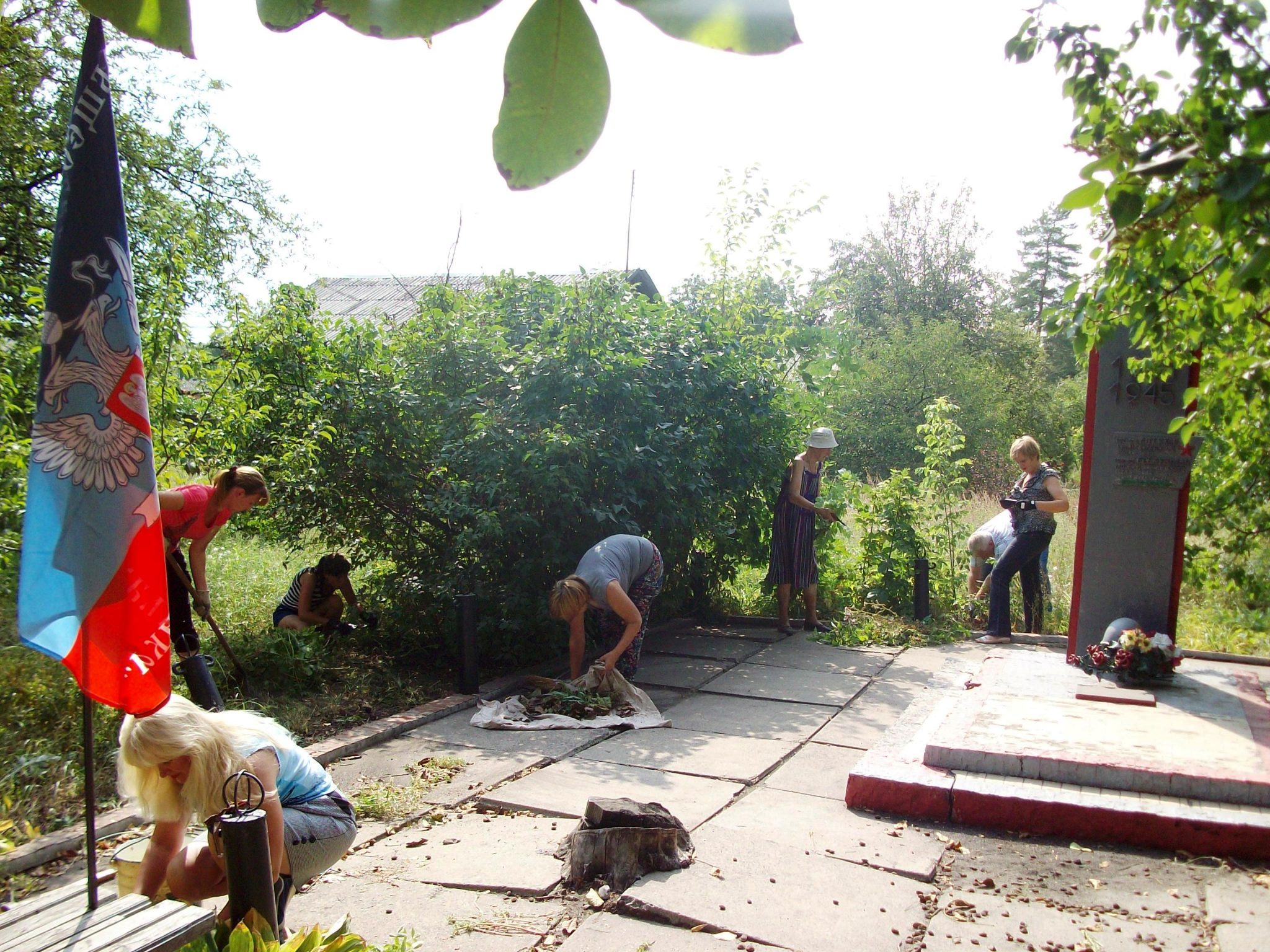 Активисты ОД «ДР» провели уборку памятников в рамках акции «Чистый обелиск» В Пролетарском районе Донецка
