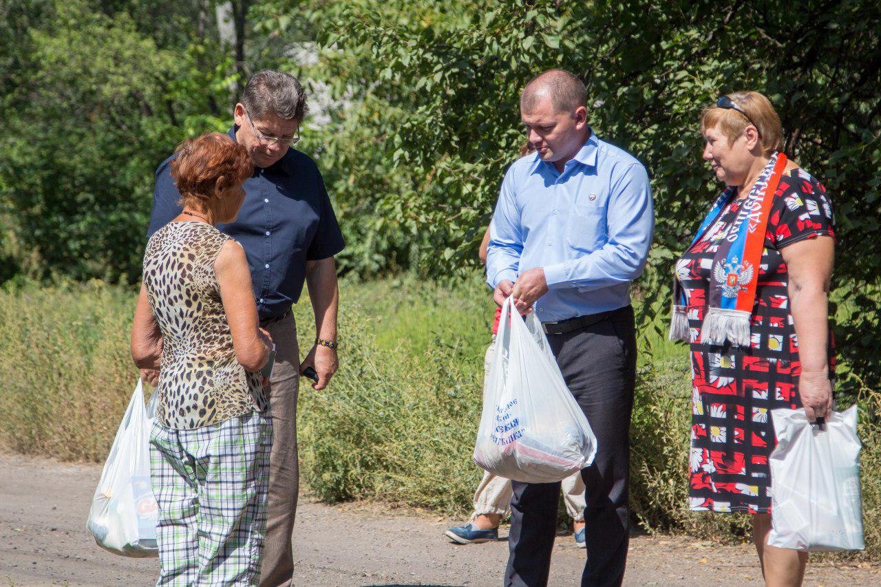 Нескольким семьям из Лозового, Старомихайловки и Абакумова была передана гуманитарная помощь