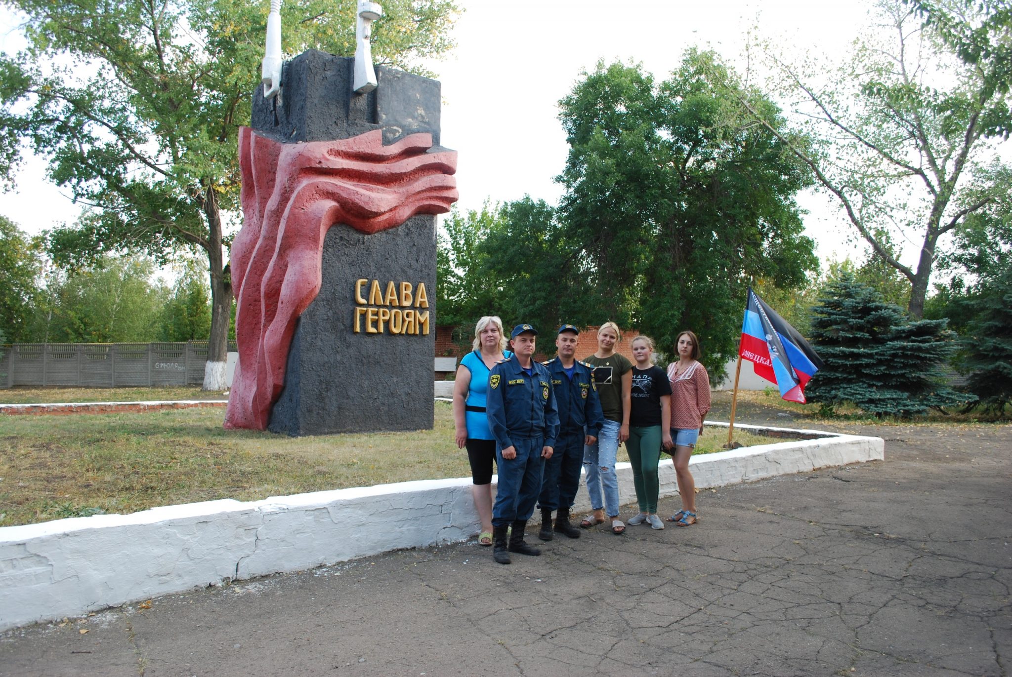 В Кировском провели уборку территории памятника в рамках акции «Чистый обелиск»
