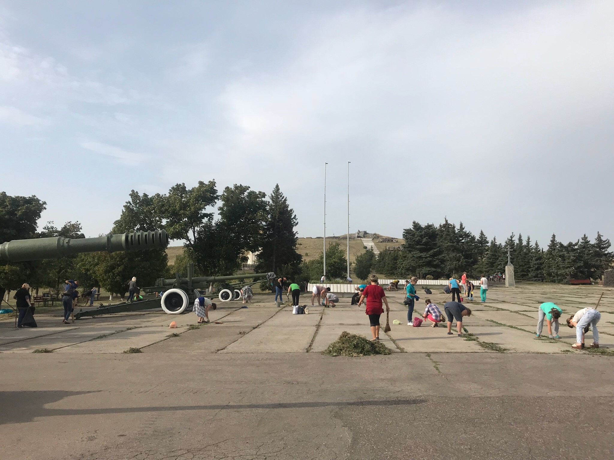 В Снежном активисты ОД«ДР» приняли участие в субботнике на мемориальном комплексе Саур-Могила