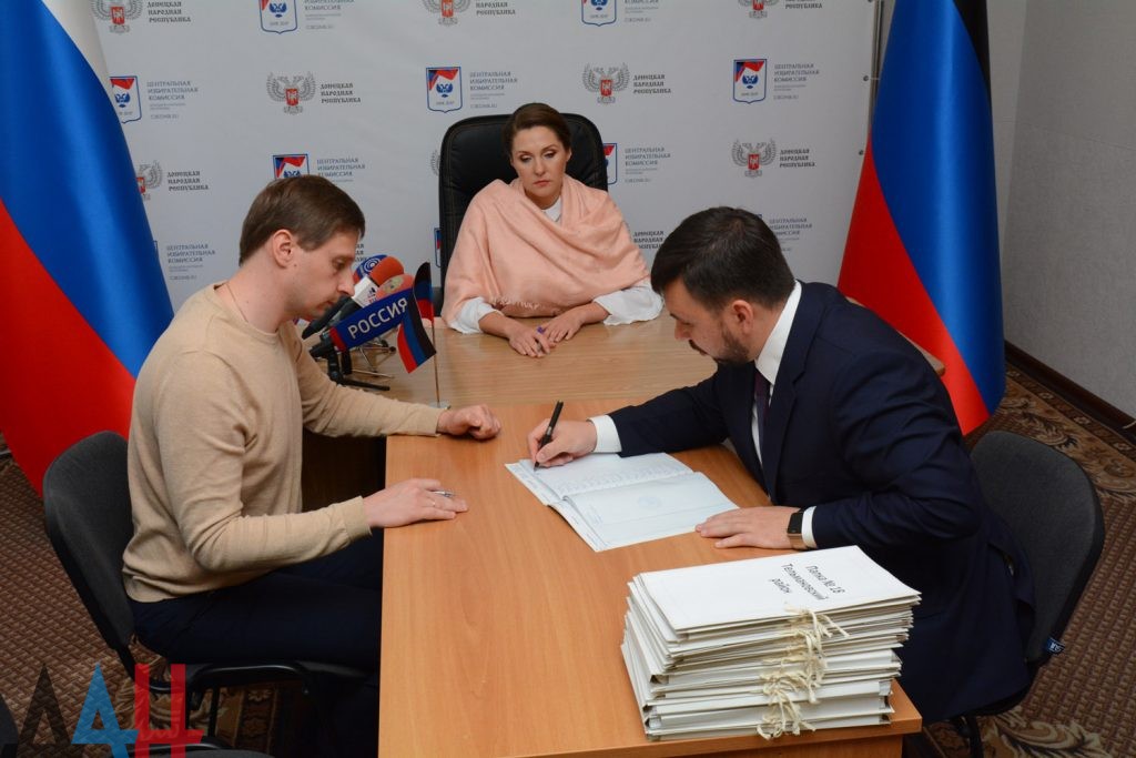 Пушилин передал в ЦИК ДНР подписи избирателей для участия в выборах Главы Республики