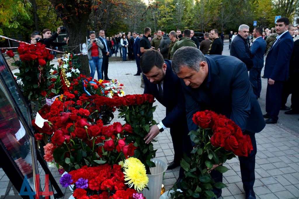 Тысячи людей собрались у мемориала на месте гибели Захарченко в центре Донецка 