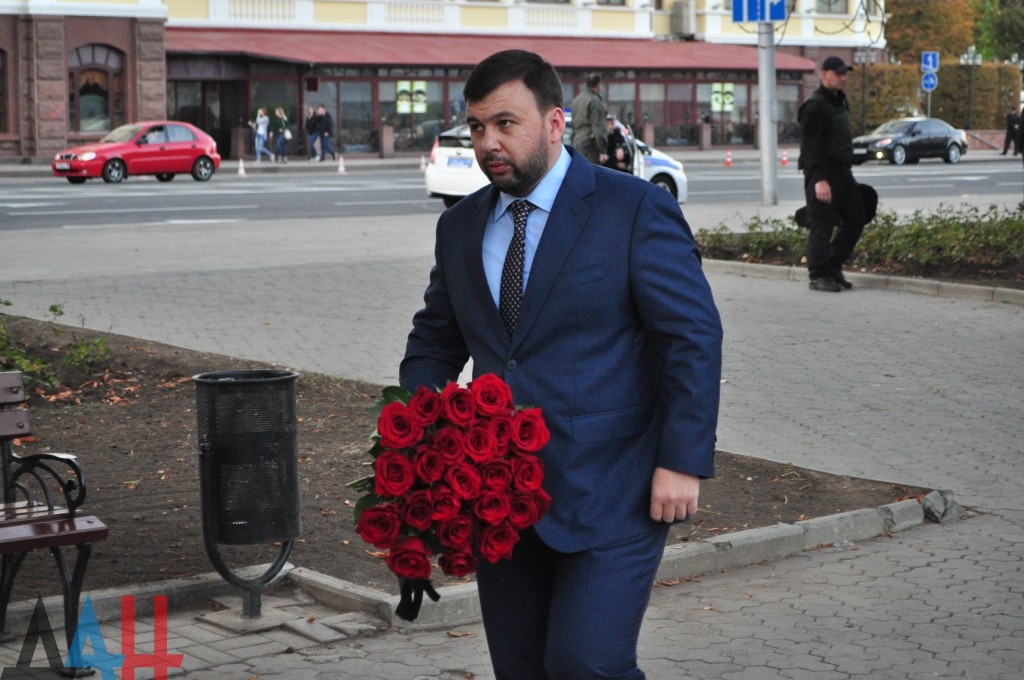 Врио Главы ДНР Денис Пушилин возложил цветы к знаку «Россия» в Донецке 