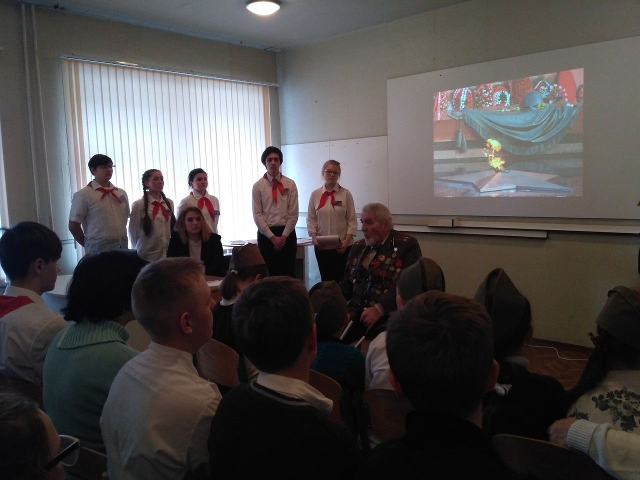 В Калининском районе Донецка прошел урок мужества для школьников