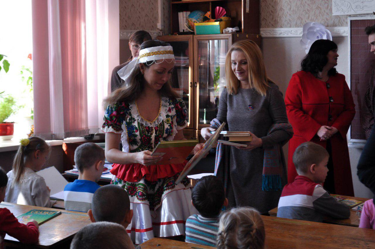 Депутат Народного Совета ДНР вручила книги детям к Международному дню дарения книг