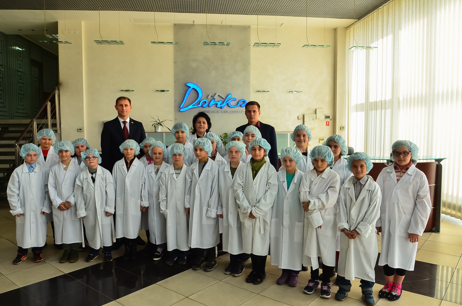 Школьники Шахтерска и Донецка посетили кондитерскую фабрику