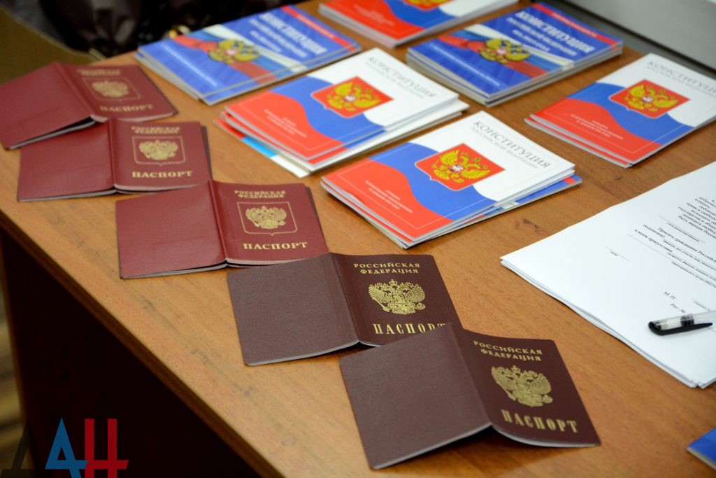 Глава ДНР поздравил соотечественников с началом выдачи российских паспортов жителям Донбасса