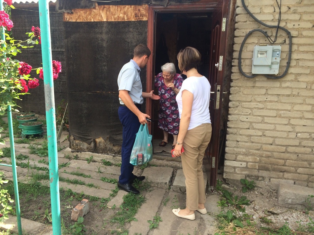 Представители местного отделения ОД «ДР» г. Ждановка поздравили бывшего узника концлагеря с Днем России