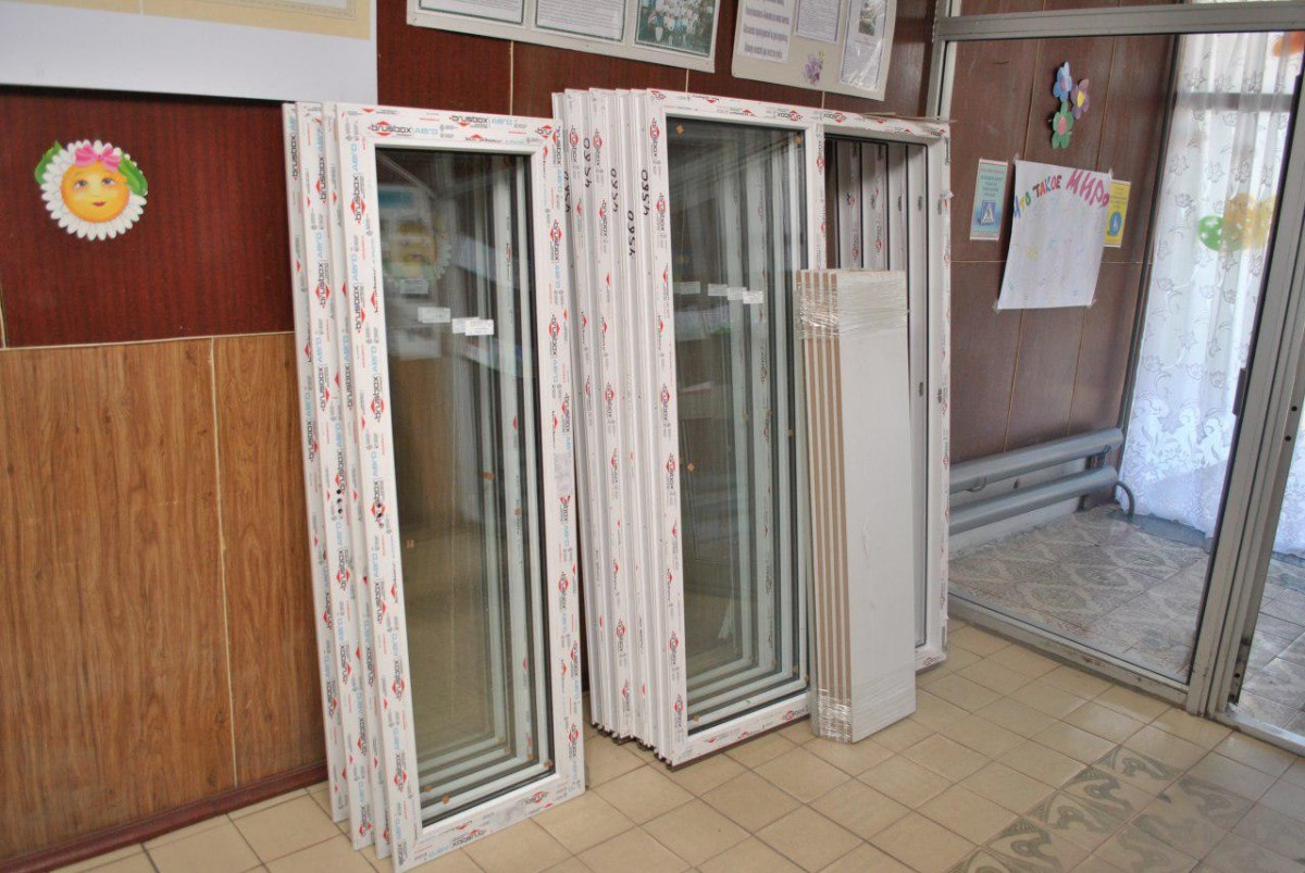 В единственной школе в Луково устанавливают новые окна после артобстрела